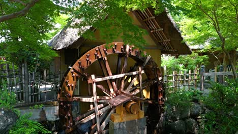 Wunderschöne-Landschaft-Mit-Sich-Drehendem-Wasserrad-Am-Traditionellen-Japanischen-Schrein