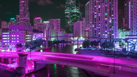 Downtown-Miami-Bei-Nacht-Mit-Beleuchteten-Hochhäusern-Und-Dem-Miami-River