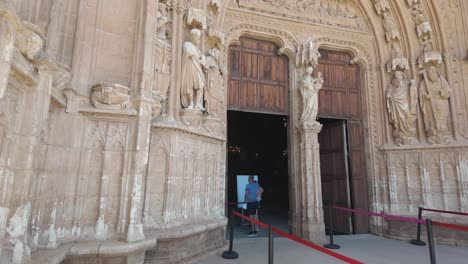 Entrance-to-Santa-María-gothic-cathedral-in-Palma-de-Mallorca,-Spain