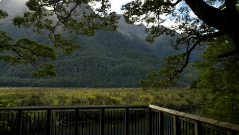 Lagos-Reflectantes-O-Lagos-Espejo-Ubicados-Dentro-Del-Parque-Nacional-Fiordland,-Nueva-Zelanda