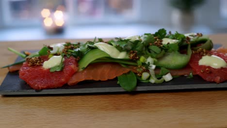 Portion-Köstliches-Lachs-Carpaccio-Mit-Italienischer-Grapefruit