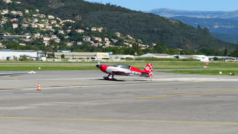 Zusätzliche-200-Kunstflugflugzeuge-Rollen-Auf-Dem-Flughafen-Von-Cannes