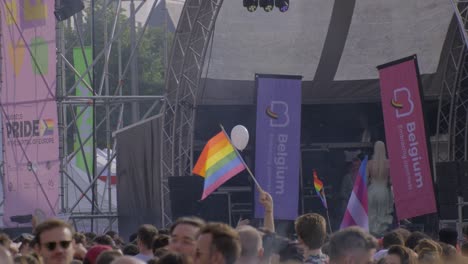 Bandera-Arcoíris-Ondeando-En-El-Festival-Pride-2024-De-Bruselas