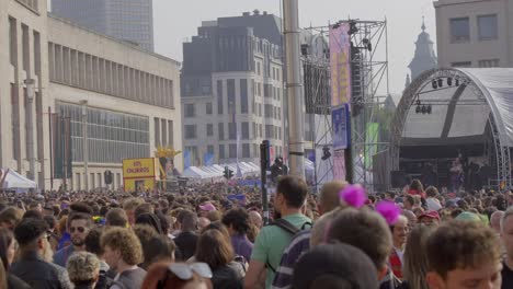 Riesige-Menschenmenge-Beim-Brussels-Pride-Festival-2024