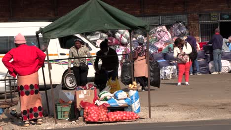 Waren-Gestapelt-In-Der-Nähe-Eines-Zeltes-Am-Straßenrand-Von-Einem-Afrikanischen-Straßenmarkt