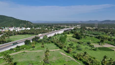 Un-Camión-Pasa-Por-Un-Puente-Y-Una-Línea-De-Ferrocarril-Pasa-Por-Debajo-Del-Puente