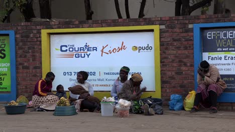 Los-Indígenas-Africanos-Locales-Venden-Sus-Productos-En-La-Acera-De-Una-Calle-Muy-Transitada.