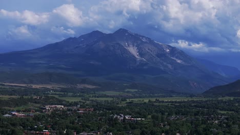 Mt-Sopris-Spring-Creek-Ranch-Carbondale-Roaring-Fork-River-Sommer-Colorado-Luftaufnahme-Drohne-Juni-Juli-Espe-Schneemassen-Felsiger-Berg-Schneekappe-Gipfel-Marmor-El-Jebel-Marmor-Basalt-Wolken-Sonnig-Kreis-Rechts