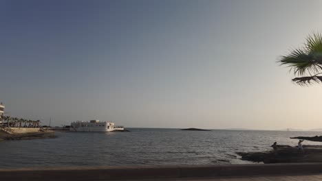 Paseo-Al-Atardecer-En-La-Playa-De-Can-Pastilla-Mallorca-Islas-Baleares-España,-Popular-Destino-De-Vacaciones