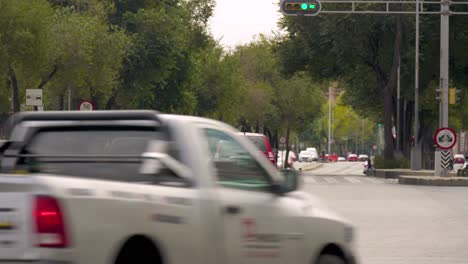 Vehículos-Circulando-Por-La-Avenida-Paseo-De-La-Reforma-Con-Arboleda-En-La-Ciudad-De-México