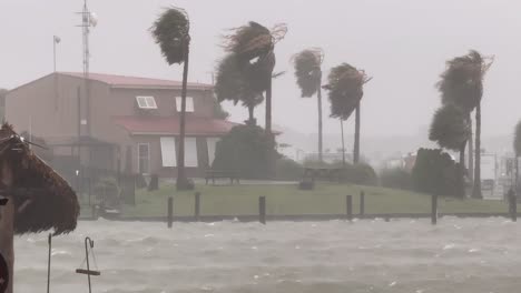 Intensive-Orkanartige-Winde-Und-Sintflutartige-Regenfälle-Durch-Hurrikan-Baryl-Verwüsten-Den-Galveston-Bay-RV-Park-An-Der-Texanischen-Golfküste