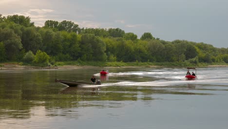 People-enjoying-leisurely-evening,-Vistula-river,-popular-city-excursions