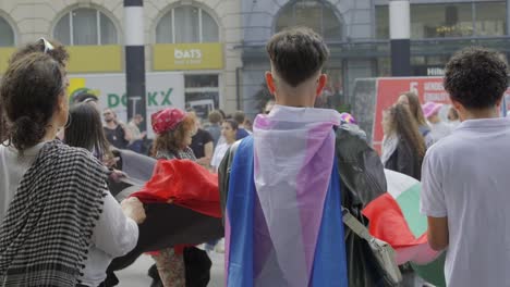 LGBT-Demonstranten-Schwenken-Bei-Gaza-Protesten-In-Brüssel-Die-Palästinensische-Flagge