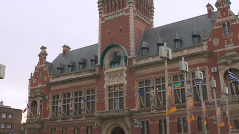 Ayuntamiento-De-Dunkerque-Con-Arquitectura-Histórica-Y-Fachada-Detallada-En-Un-Día-Nublado