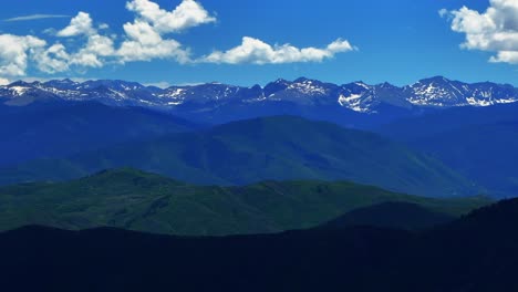 Vail-Mount-Holy-Cross-Gore-Range-Alte-Schneemassen-Mount-Aspen-Roaring-Fork-River-Ackerland-Freifläche-Carbondale-Sommer-Colorado-Luftdrohne-Juni-Juli-Rocky-Mountains-Schneekappengipfel-Tagsüber-Kreis-Rechts