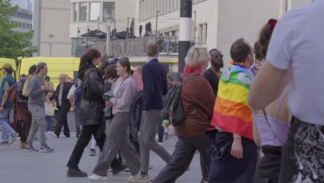 Menschen-Schwenken-EU--Und-LGBTQ-Flaggen-Beim-Brussels-Pride