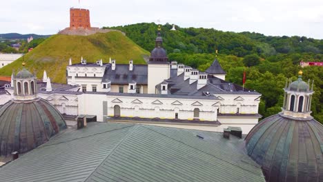 Closer-aerial-rooftop-view-to-the-Palace-of-the-Grand-Dukes-of-Lithuania,-Vilnius