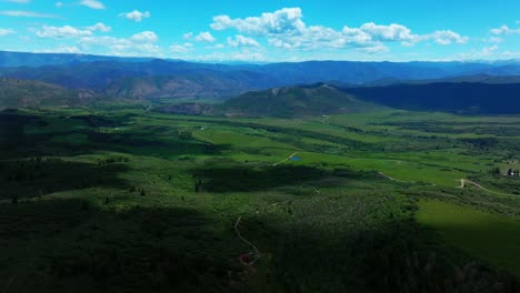 Viejo-Masa-De-Nieve-Monte-álamo-Temblón-Rugiente-Tenedor-Río-Tierras-De-Cultivo-Espacio-Abierto-Monte-Sopris-Carbondale-Verano-Colorado-Aéreo-Drone-Cabañas-Junio-Julio-Montaña-Rocosa-Capa-De-Nieve-Picos-Durante-El-Día-Adelante-Hacia-Abajo-Movimiento