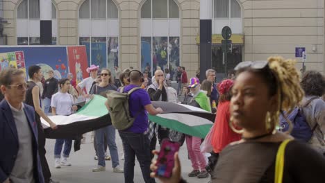 LGBTQI-Anhänger-Mit-Palästinensischer-Flagge-Bei-Protesten-In-Brüssel