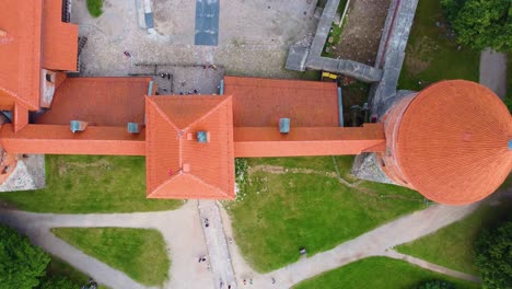 Vista-Cercana-De-La-Azotea-Del-Castillo-De-Trakai-Y-La-Entrada-Al-Lago-Galve,-Vilnius,-Lituania