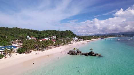 Boracay-Beach-Auf-Den-Philippinen,-Aufgenommen-Mit-Einer-Drohne,-Die-Den-Wunderschönen-Strand-Und-Die-Menschen-Einfängt,-Die-Das-Paradies-Genießen