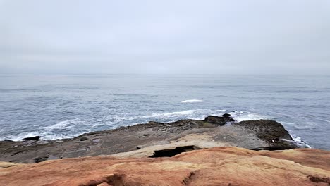 Sonnenuntergang-Klippen-Meereshöhle-In-San-Diego-Kalifornien-Langsame-Schwenk-Show-Der-Küste