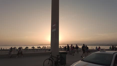 Paseo-Al-Atardecer-En-La-Playa-De-Can-Pastilla-Mallorca-Islas-Baleares-España,-Popular-Destino-De-Vacaciones