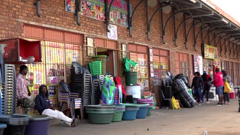 Los-Africanos-Se-Sientan-Afuera-De-Una-Pequeña-Tienda-En-Komatipoort,-En-La-Provincia-De-Mpumalanga.