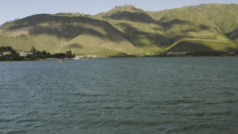 Toma-Panorámica-De-Drones-De-La-Laguna-De-Yahuarcocha,-Ibarra-Ecuador