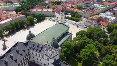 Plaza-De-La-Catedral-En-El-Casco-Antiguo-De-Vilna,-Lituania.