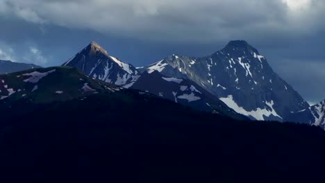 Hauptstadt-Gipfel-Mt.-Sopris-Sopras-Alter-Berg-Snowmass-Resort-Colorado-Luftdrohne-Sonnenuntergang-Espe-Wildnis-Sommer-Juni-Juli-Rocky-Mountains-Gipfel-Nationalwald-Bewölkt-Kreis-Rechts-Bewegungsparallaxe