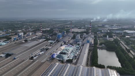 Toma-Aérea-De-Una-Fábrica-Que-Funciona-Con-Energía-Solar,-El-Edificio-Está-Cubierto-Con-Paneles-Solares