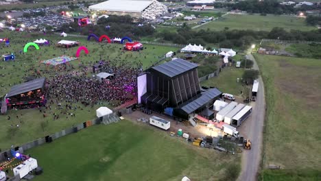 Recorrido-Aéreo-Del-Concierto-De-Música-Con-Espectáculo-De-Observación-De-Multitudes-Y-Luces-De-Colores