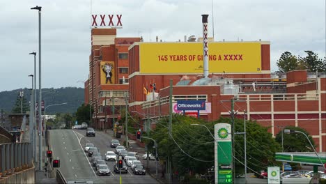 Xxxx-Ale-House-Und-Brauerei,-Castlemaine-Perkins-Brick-Brewery-Befindet-Sich-Im-Inneren-Vorort-Von-Brisbane,-Queensland,-Und-Fahrzeugverkehr-Auf-Der-Milton-Road