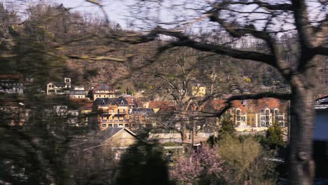 Das-Malerische-Dorf-Im-Elbtal,-Gesehen-Vom-Zug-Aus,-Der-Ins-Tal-Kommt