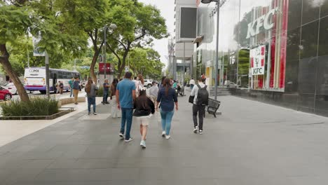 Gente-Caminando-Por-La-Avenida-Juarez-En-El-Centro-Histórico-De-La-Ciudad-De-México