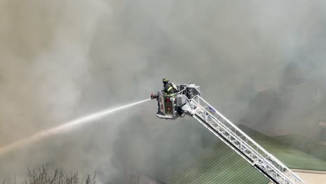 Bombero-En-Un-Camión-Con-Escalera-Luchando-Contra-Un-Incendio.