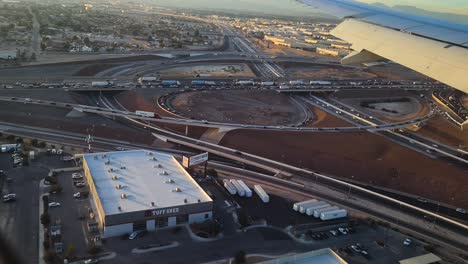 POV-Del-Avión-Antes-De-Aterrizar-En-El-Aeropuerto-Internacional-De-Las-Vegas,-Tráfico-De-Carreteras-Y-Edificios,-Nevada,-EE.UU.