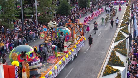 Gran-Desfile-Del-Día-De-Muertos-En-La-Ciudad-De-México-Calle-Paseo-De-La-Reforma