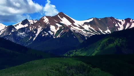 Mt-Sopris-Sopras-Altes-Mount-Snowmass-Resort-Colorado-Luftaufnahme-Drohne-Ansicht-Espe-Wildnis-Sommer-Juni-Juli-Rocky-Mountains-Gipfel-Ackerland-Landschaft-Sonnig-Blauer-Himmel-Hauptstadt-Gipfel-Kreis-Rechts-Langsam-Parallaxe