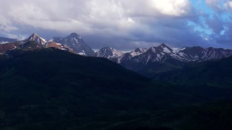 Hauptstadt-Gipfel-Alte-Mount-Snowmass-Resort-Colorado-Luftdrohne-Dunkle-Wolken-Sonnenuntergang-Mt-Sopris-Sopras-Maroon-Bells-Espe-Wildnis-Sommer-Juni-Juli-Rocky-Mountains-Gipfel-Nationalwald-Kreis-Rechts