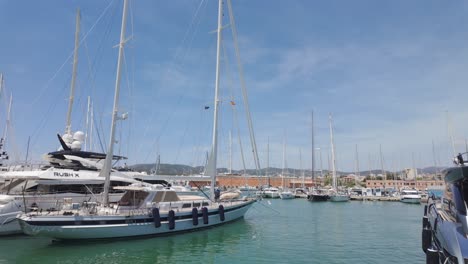 Puerto-Deportivo-Con-Yate-Amarrado-En-El-Mar-En-Palma-De-Mallorca,-España,-Cielo-Despejado.