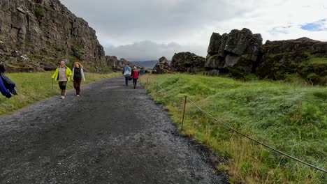 Touristen-Wandern-Zwischen-Großen-Felsen-Im-Thingvellir-Nationalpark-In-Island