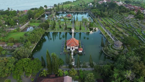 Drone-Sobrevuela-Un-Palacio-Real-En-El-Agua,-En-La-Isla-De-Bali