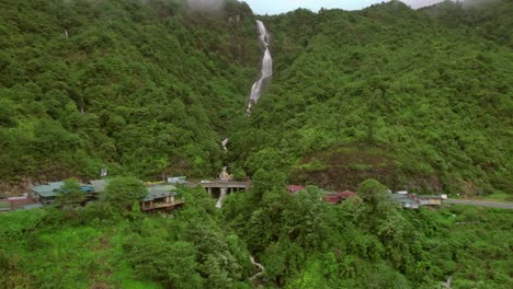 Cascada-Aérea-Cortando-A-Través-De-La-Densa-Selva-Verde-Sapa,-Vietnam