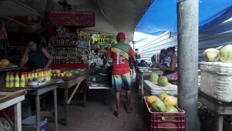 Explore-Los-Bulliciosos-Puestos-Del-Mercado-Y-Las-Orillas-Del-Río-Adyacentes-Al-Icónico-Mercado-Ver-o-peso-En-Belém,-Brasil