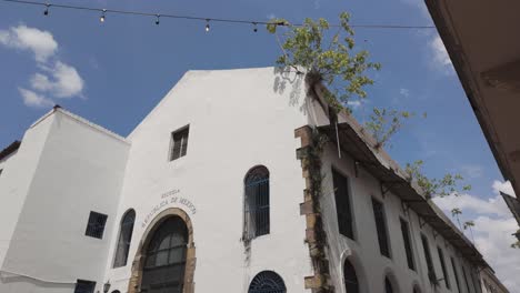 Historic-white-building-with-arched-windows-and-rooftop-greenery-in-Casco-Viejo,-Panama-City