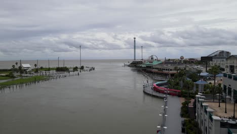 Esta-Dramática-Grabación-De-Un-Dron-Captura-El-Alcance-De-Las-Inundaciones-En-El-Paseo-Marítimo-De-Kemah-Después-De-Que-El-Huracán-Baryl-Azotara-La-Costa-Del-Golfo-De-Texas-En-La-Bahía-De-Galveston.