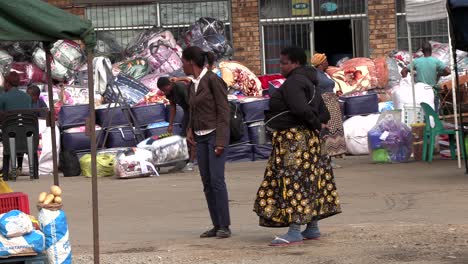 Pueblo-Indígena-En-Un-Mercado-Callejero-Local-En-Komatipoort,-Sudáfrica