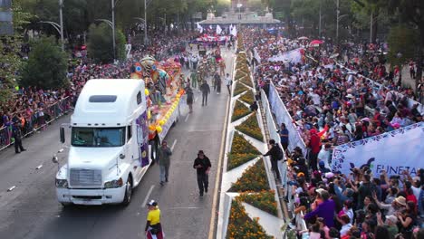 Personas-Realizando-Danzas-Folclóricas-Tradicionales-Durante-La-Celebración-Del-Desfile-Del-Día-De-Muertos-En-La-Ciudad-De-México